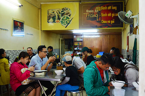 Quán bánh ướt lòng gà Trang với kinh nghiệm 3 đời là địa chỉ thu hút đông thực khách ở Đà Lạt. Ảnh: Phong Vinh.