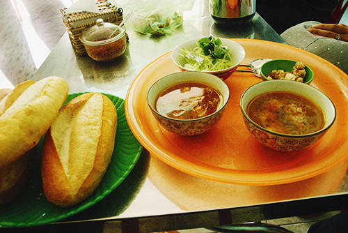 Chén xíu mại ăn ngon hơn giữa không khí se lạnh của tiết trời Đà Lạt. Ảnh: Phong Vinh.