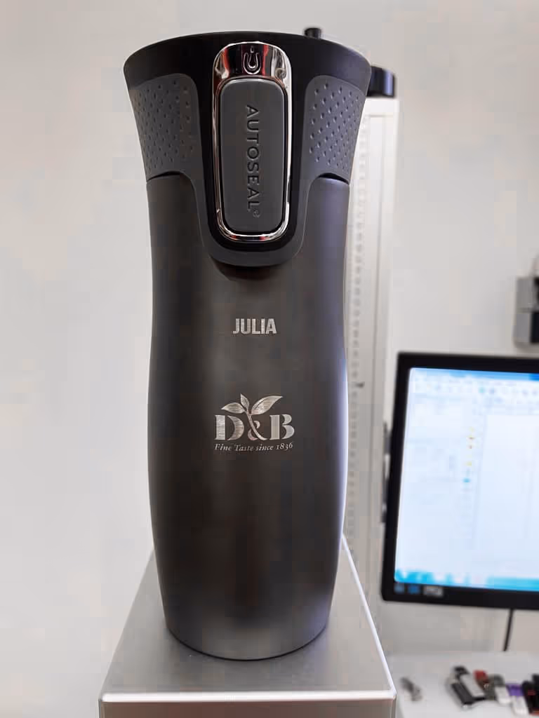 Contigo Thermobecher graviert mit Tesla Logo - Modell West Loop schwarz mit Kundenlogo branding