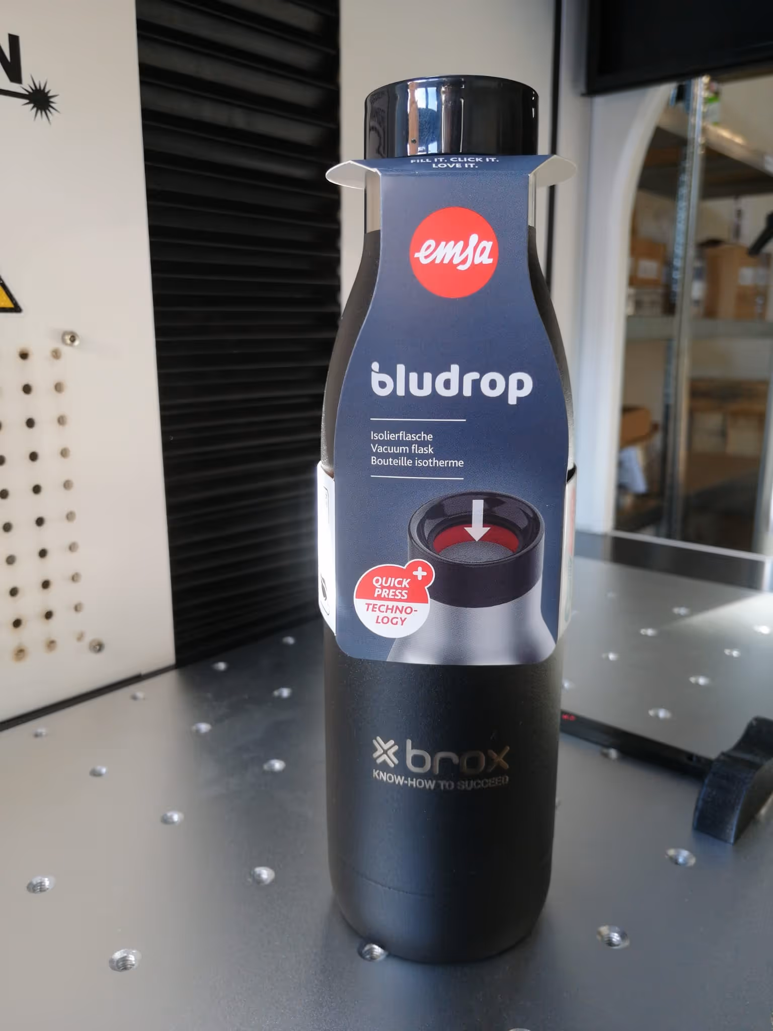 schwarze Trinkflasche mit Logo graviert Marke Emsa BluDrop color