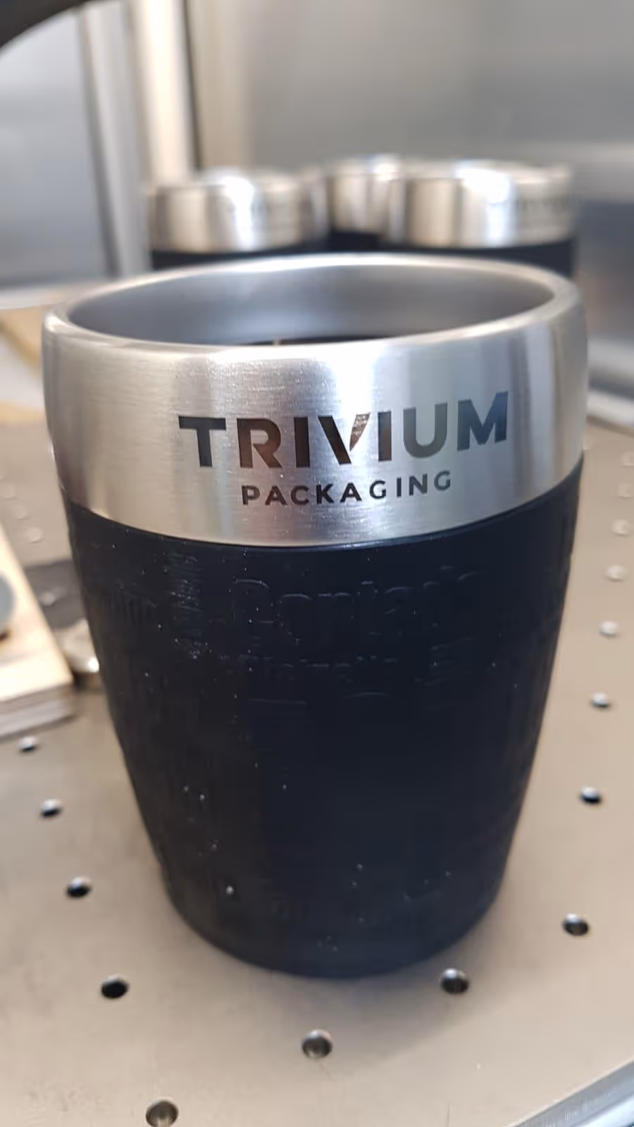 kleiner Isolierbecher mit Logo individuell graviert