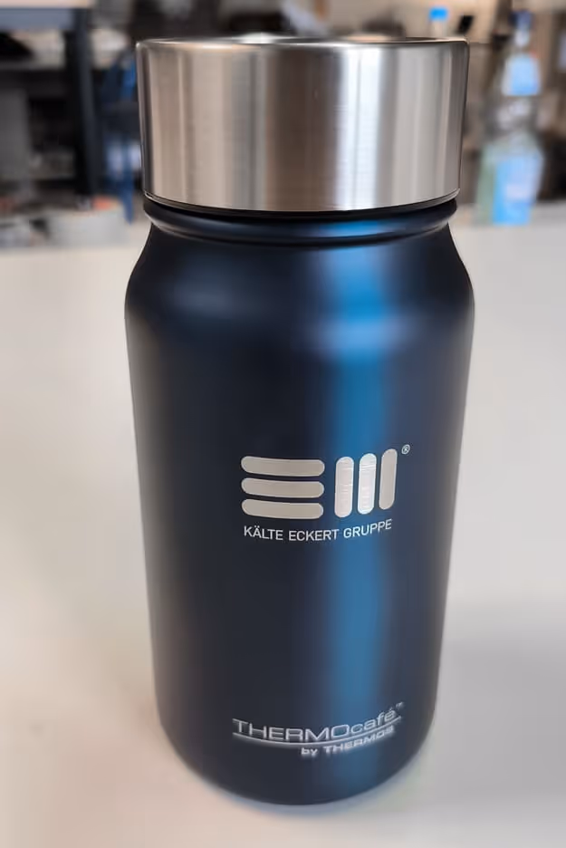 Thermobecher dunkelblau graviert mit Logo oder individueller personalisierung