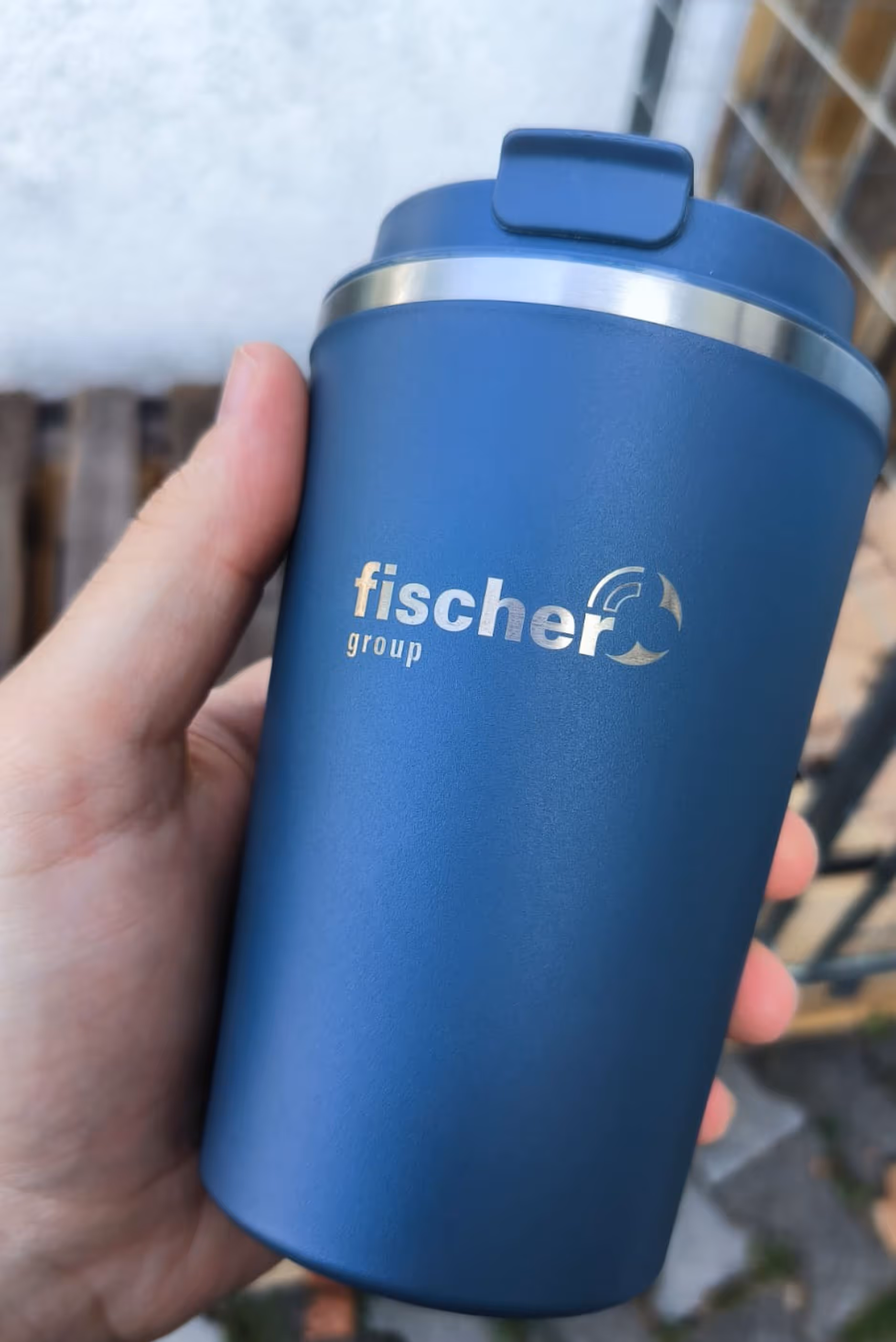 Günstiger Edelstahlbecher blau mit Gravur Logo