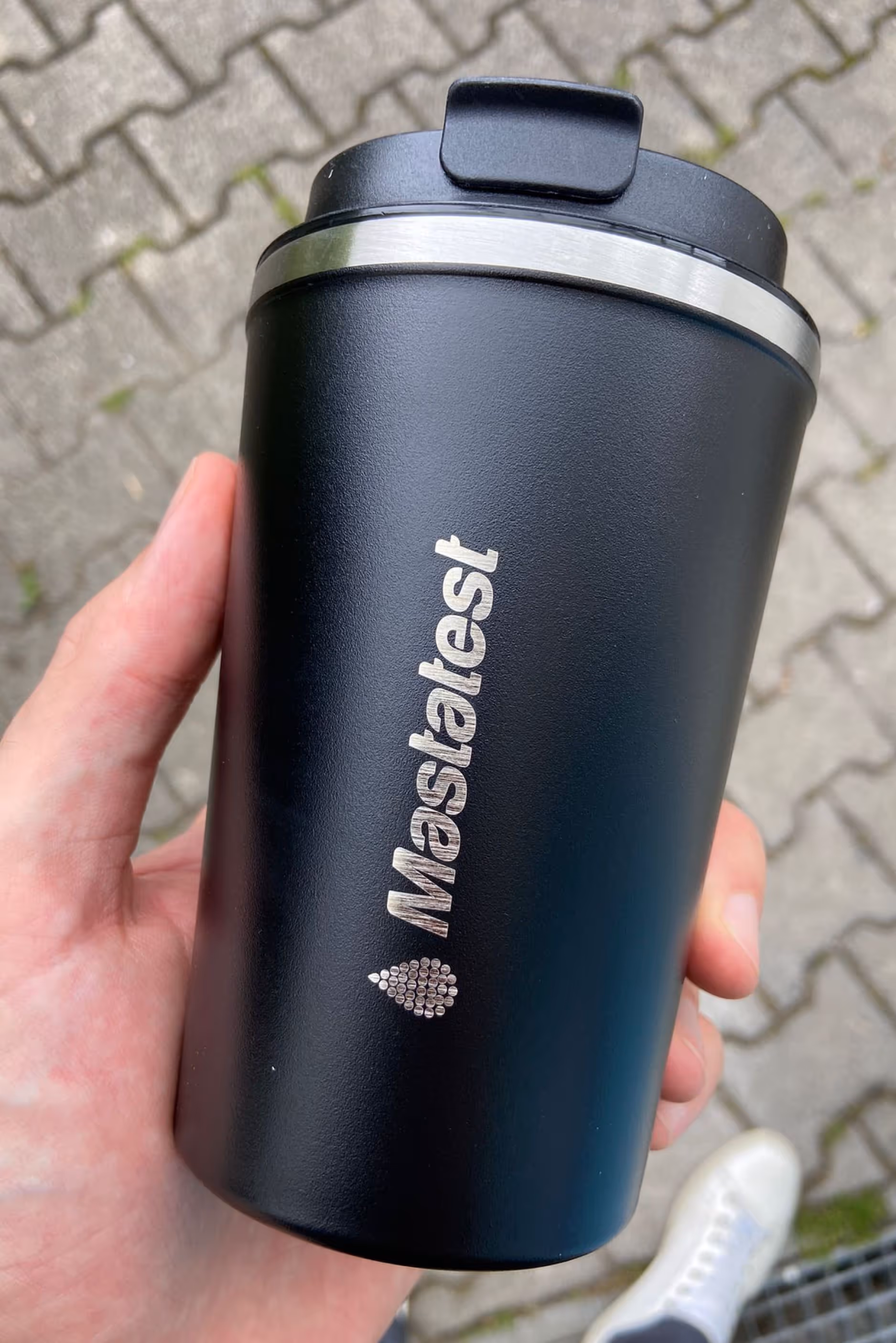 Kaffeebecher schwarz graviert mit Logo
