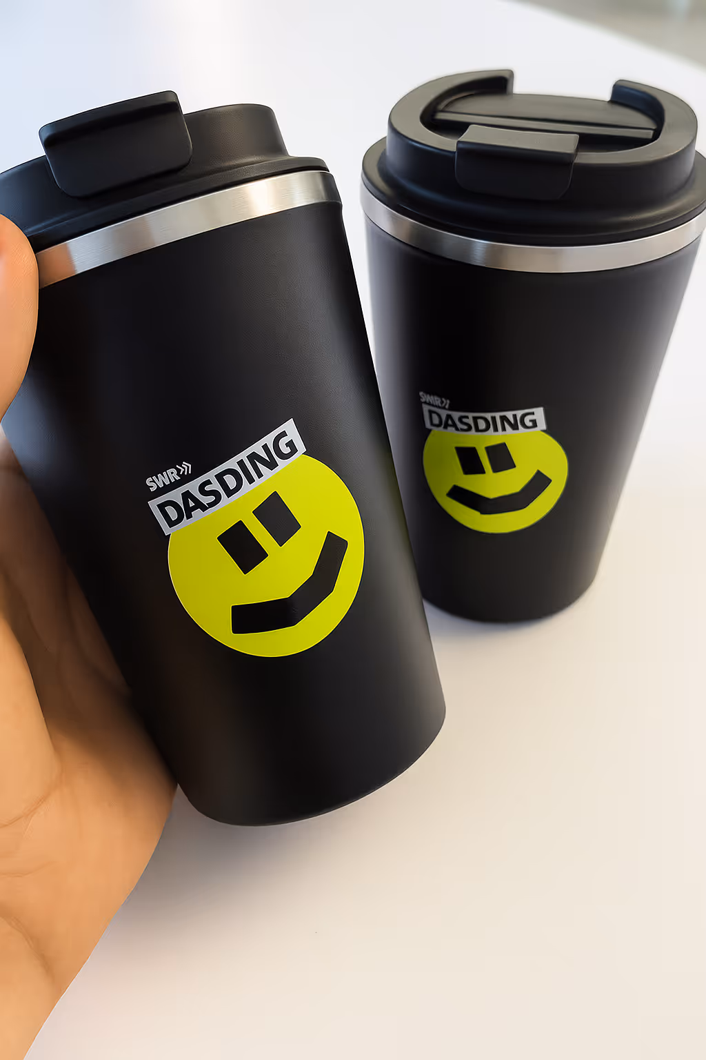 Kaffeebecher schwarz graviert mit Logo