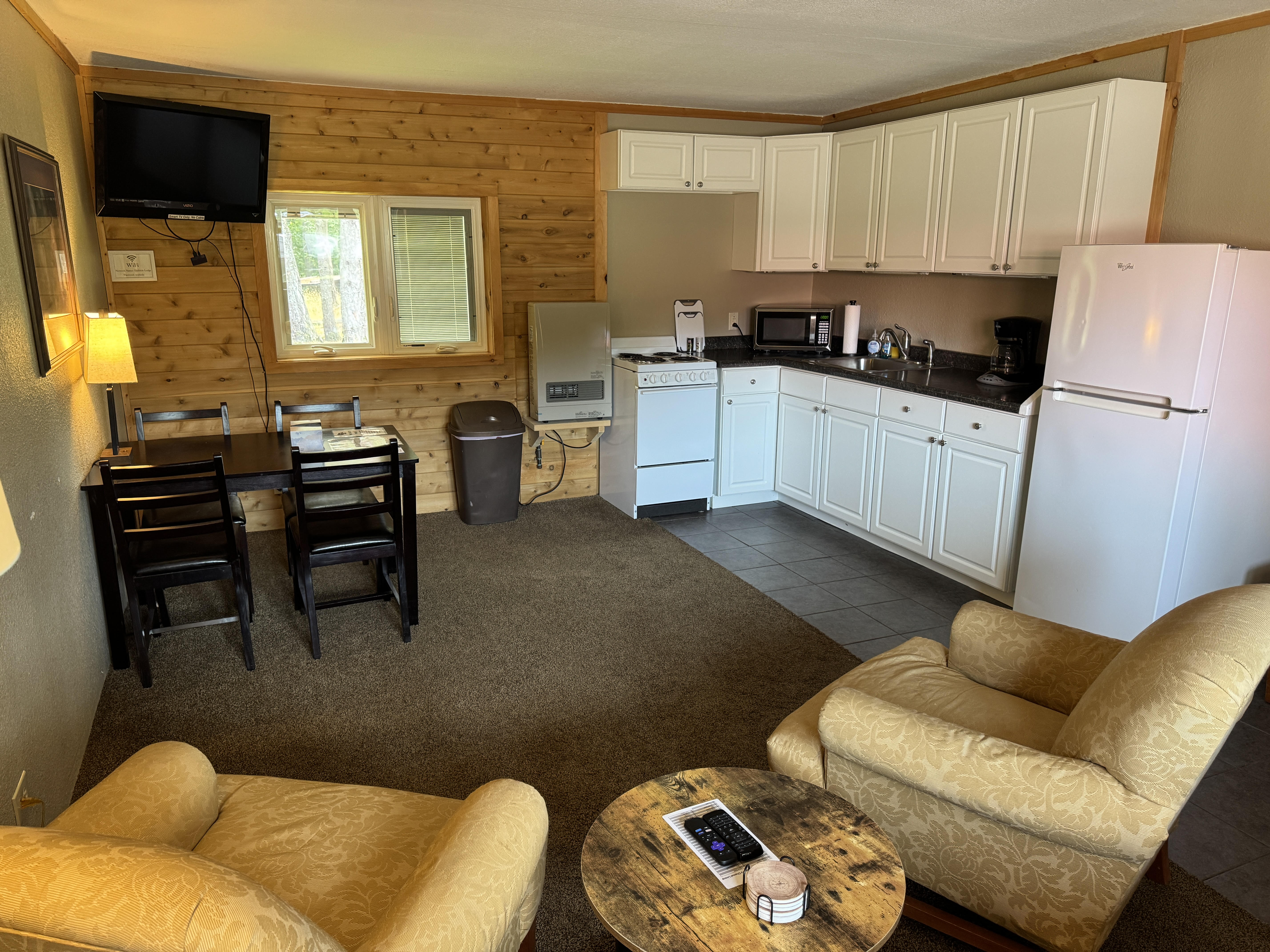 view of the trailside lodge queen room with kitchenette