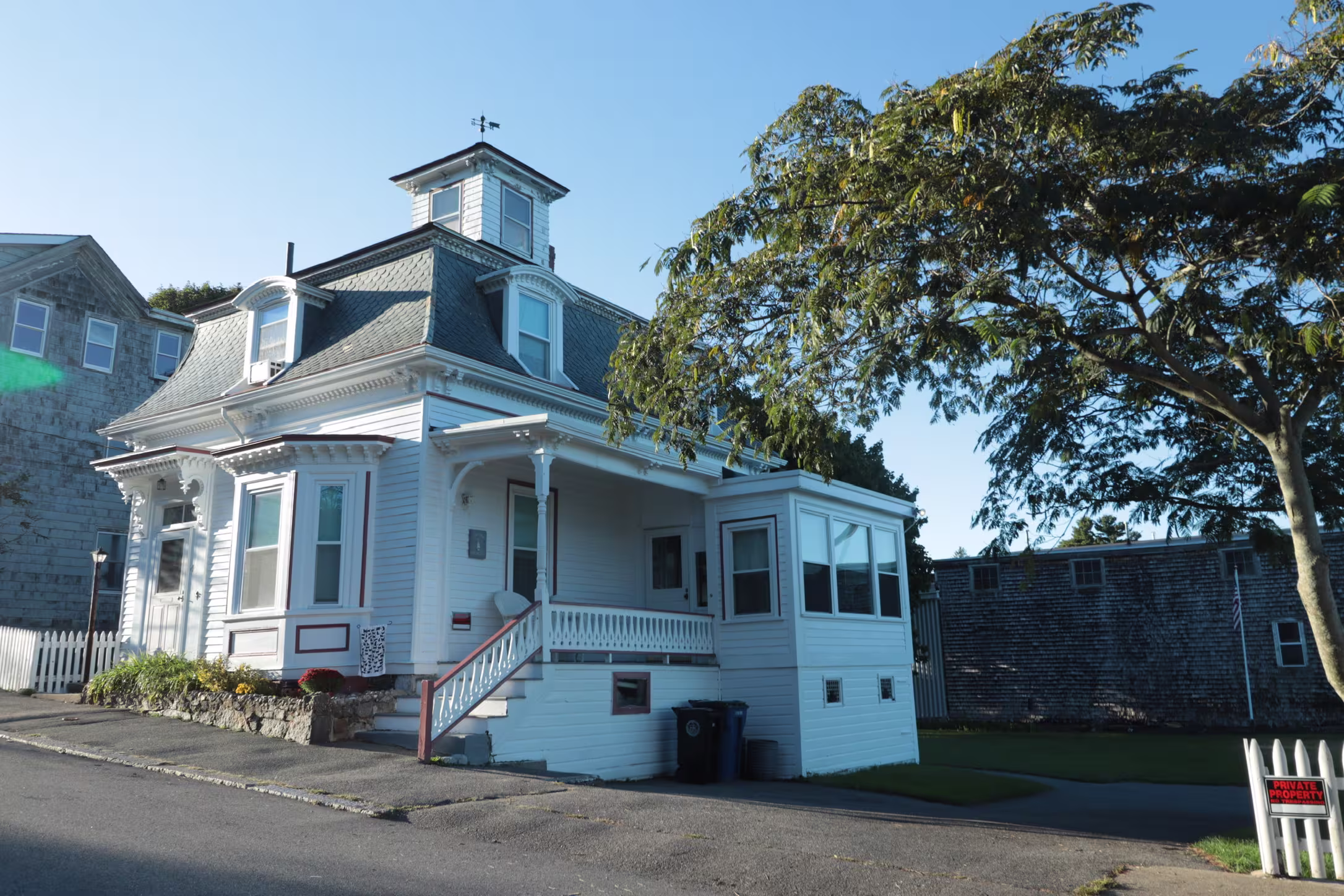 Hocus Pocus house in Salem in daylight with clear skies