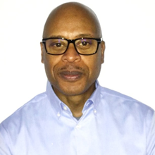 We run linkedin masterclasses. This image shows a phone with the LinkedIn log and a coach who runs this class. 