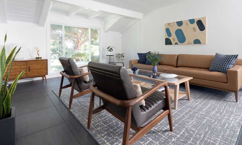 Living room with a Mid-Century Rug, a sofa and accent chairs