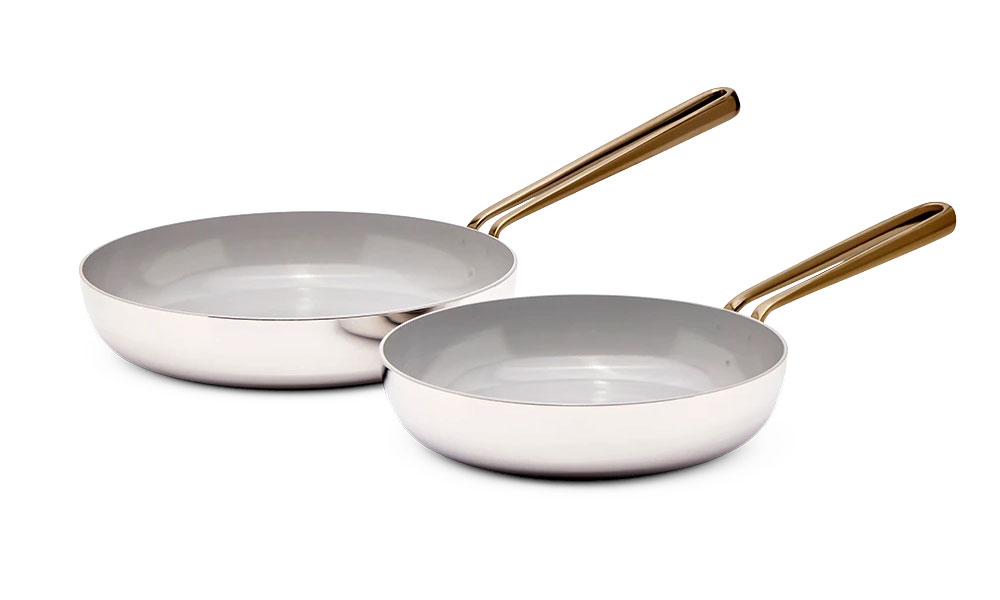 A set of two frying pans in grey color