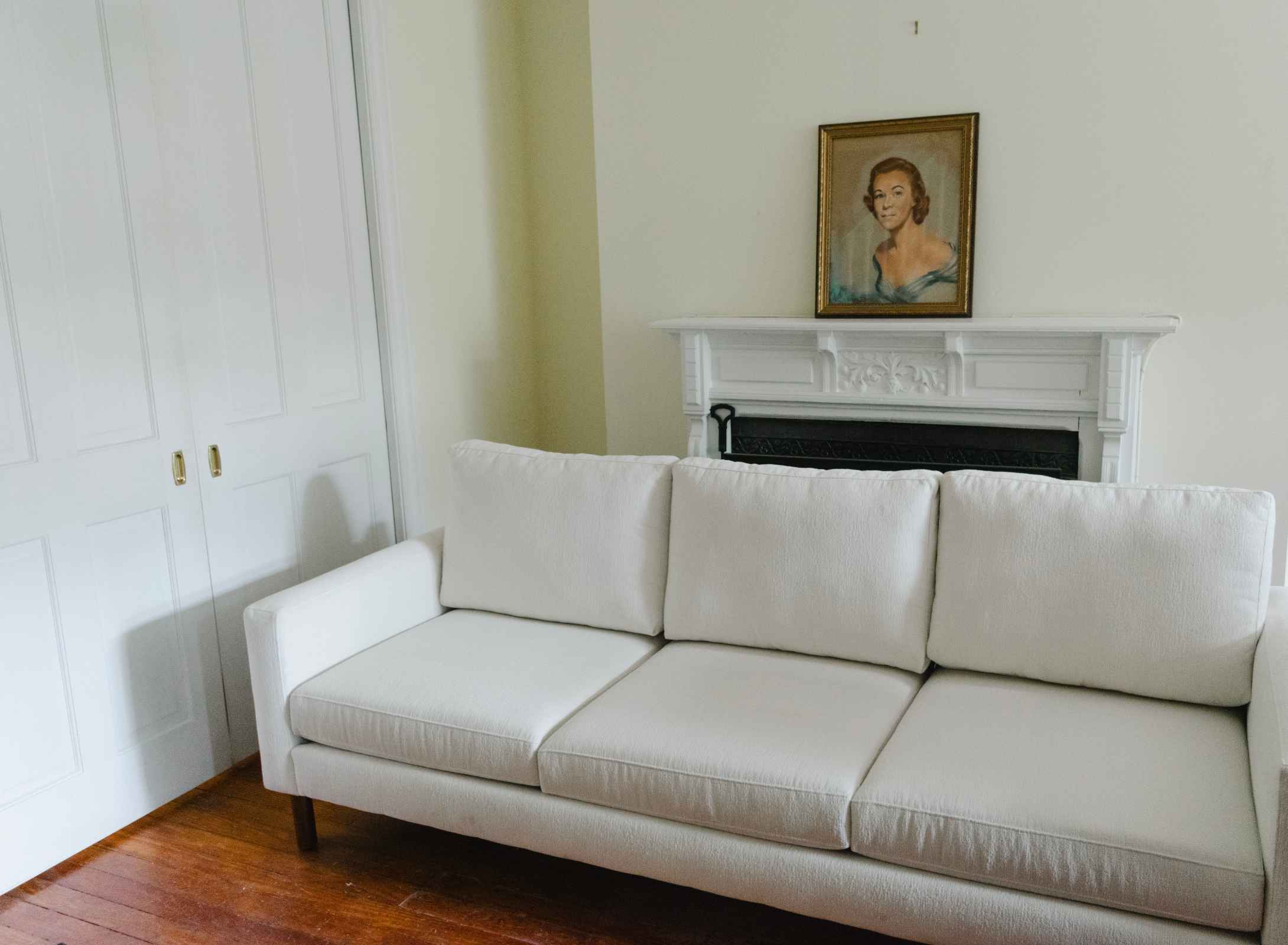 White Lagina Sofa in a Room