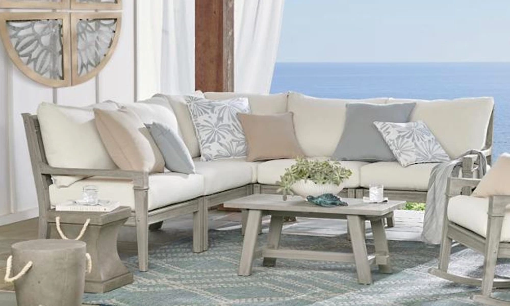 Ligh gray eucaliptus Seating Sets with white cushions in an outdoor space