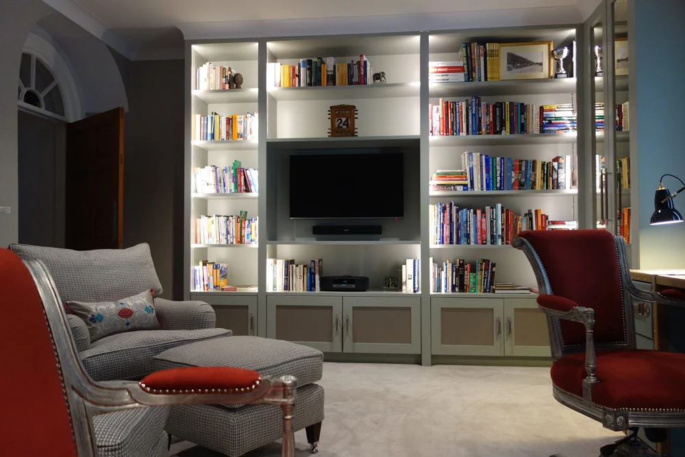 TV in an alcove