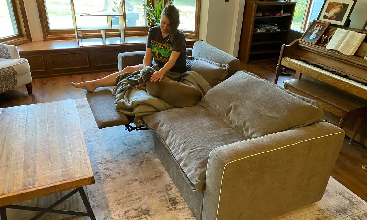 2-Seat Recliner Couch in Room