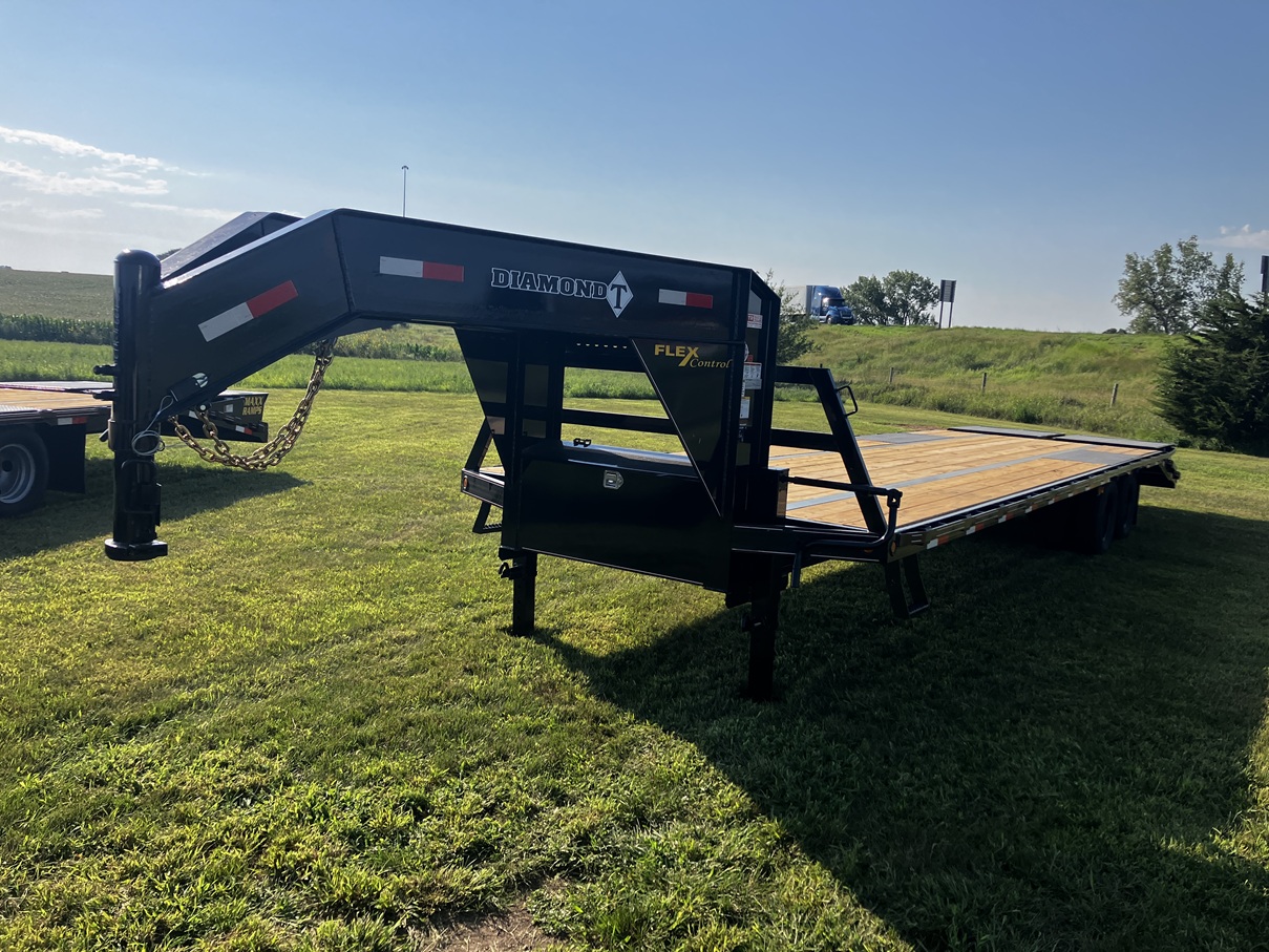 2026 Diamond T 32' Low-Pro Flatdeck w/Duals 