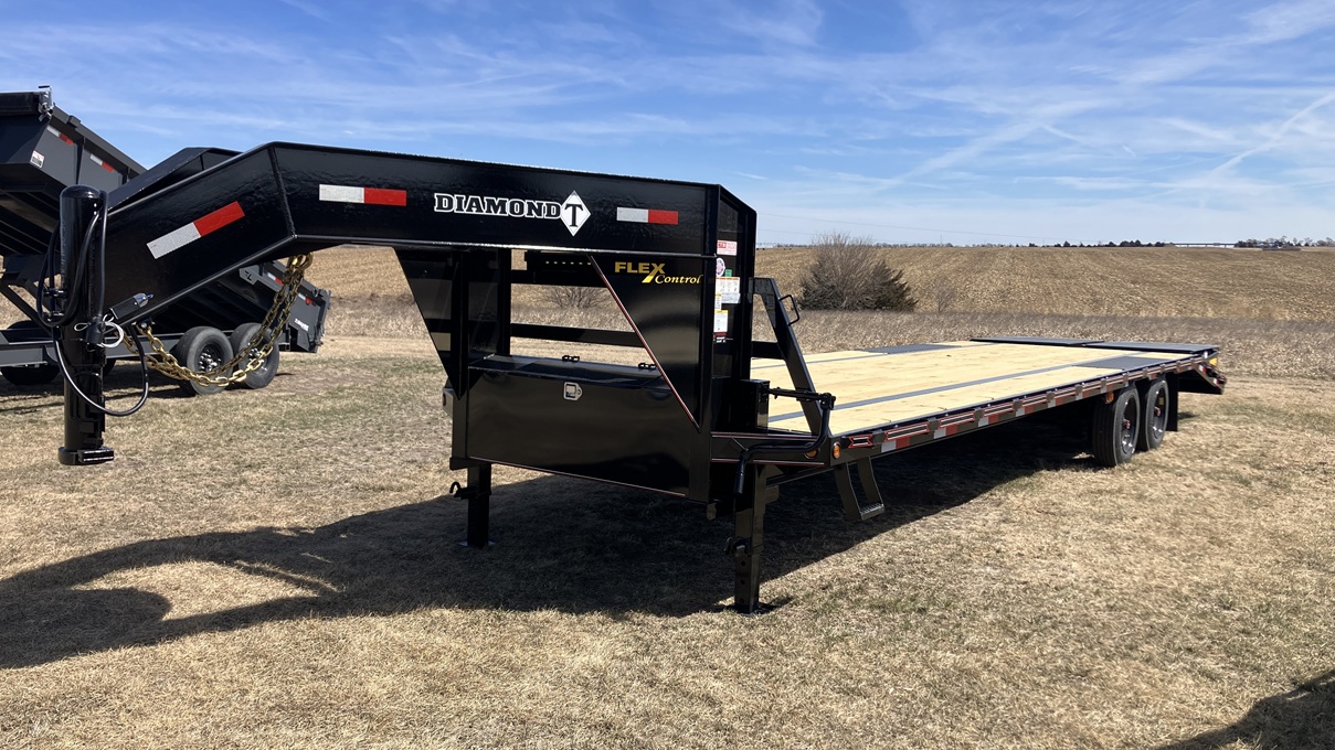 2026 Diamond T 30' Low Pro Flatdeck w/Super Singles 
