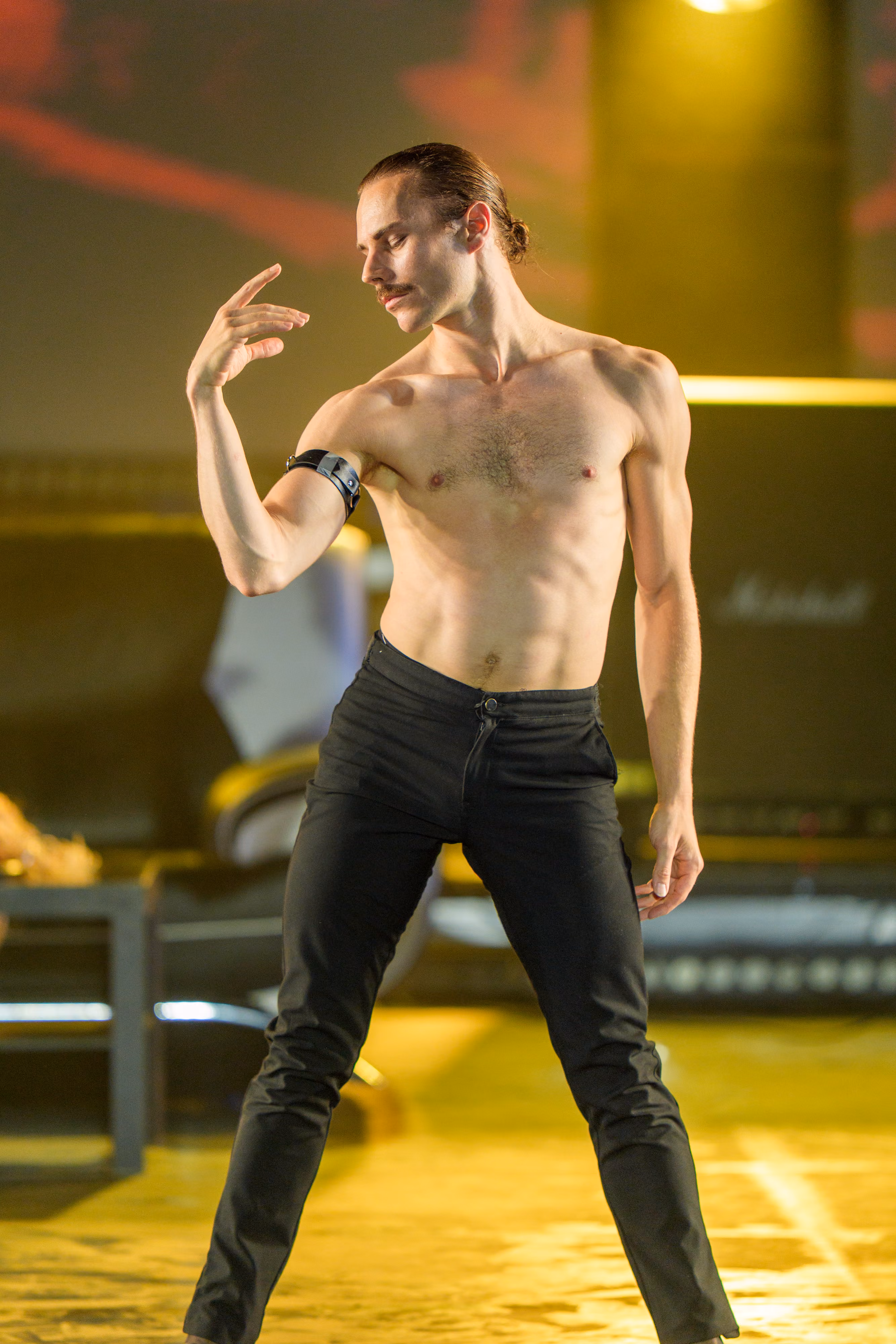 Tänzer des Europaballetts in einer ausdrucksstarken Pose aus Queen – The Legend of Mercury