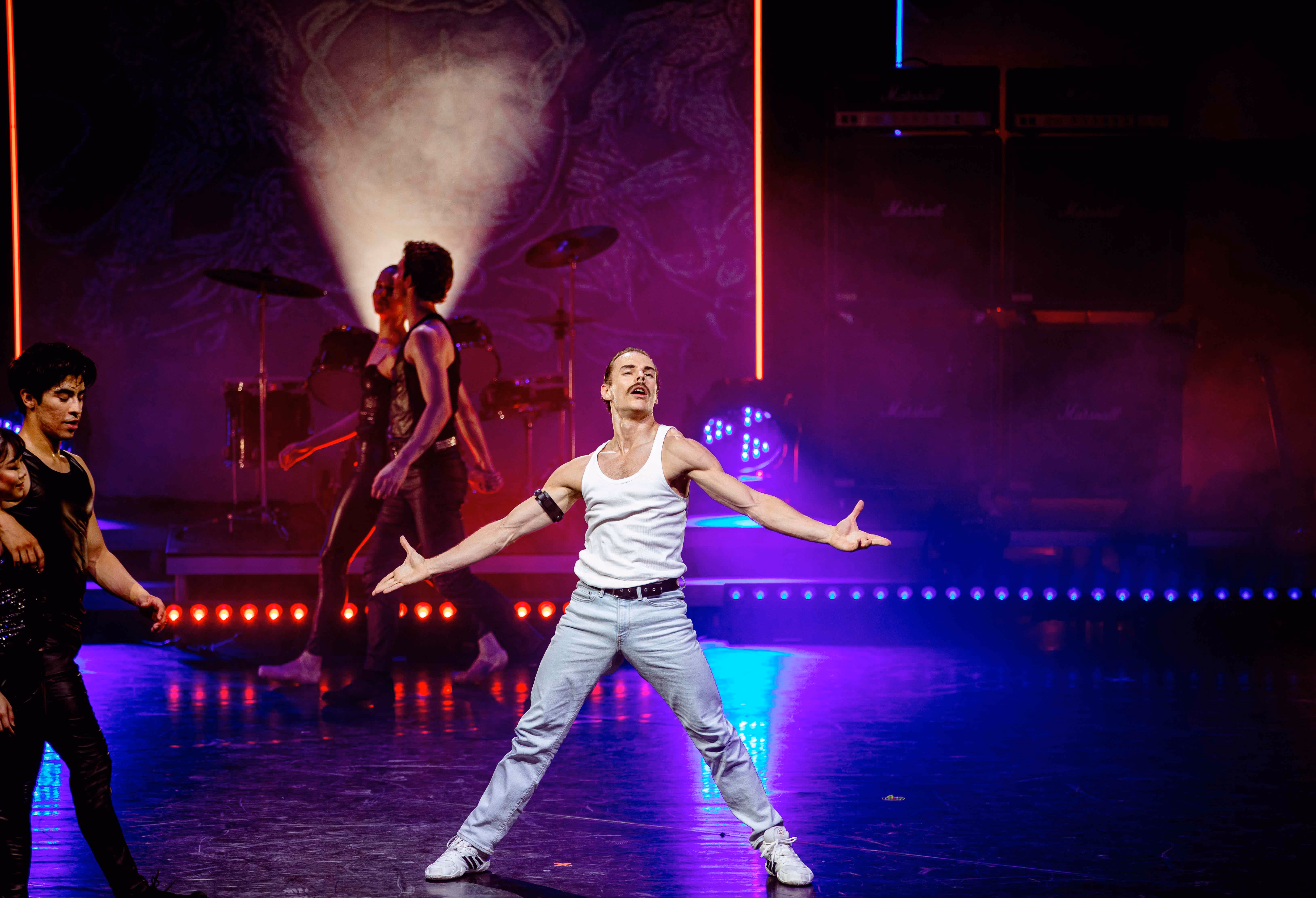 Tänzer in rotem Umhang und Krone, inspiriert von Freddie Mercury, in Queen – The Legend of Mercury