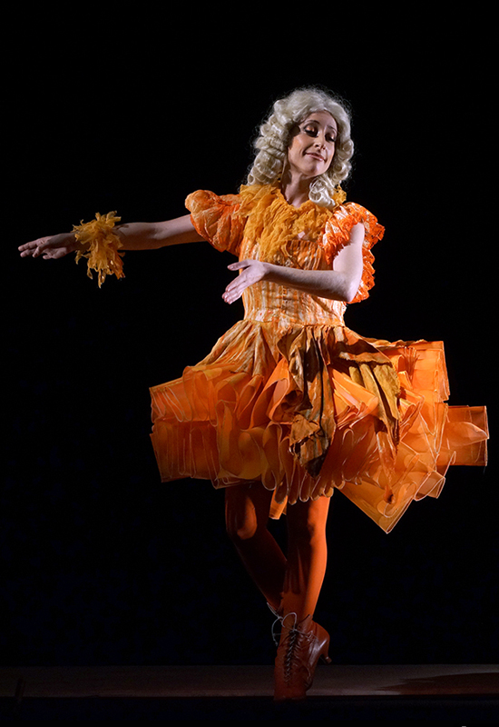 Lidia Vinyes Curtis dancing in Iphigenia en Tracia