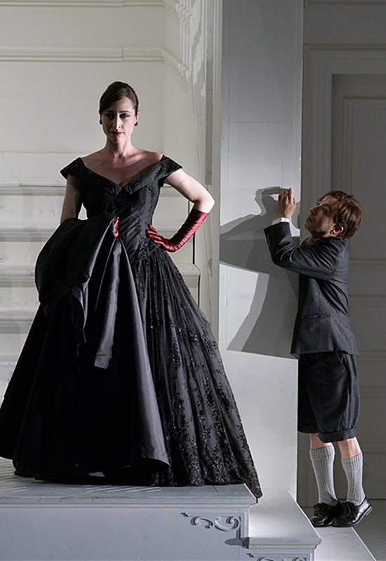 Lidia Vinyes Curtis acting with a man standing up in Rodelinda at Teatro Real