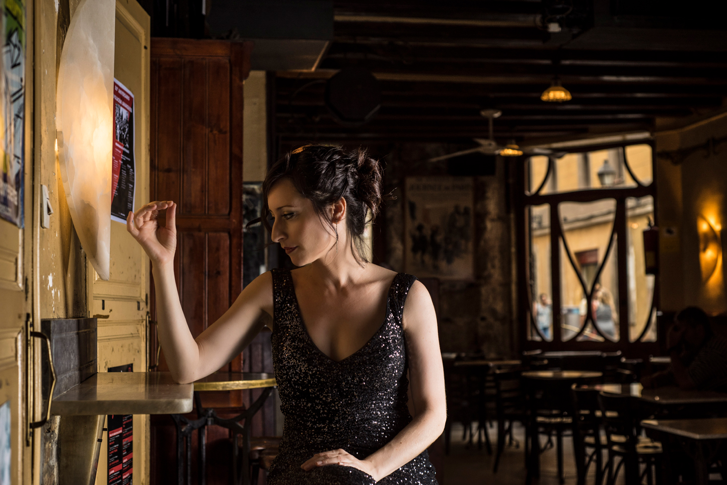 Lidia Vinyes Curtis posing in a bar