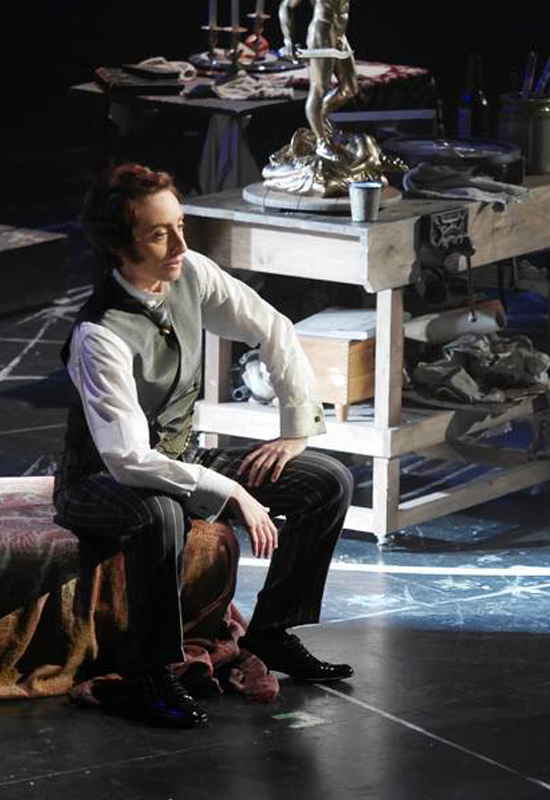 Lidia sitting on a bed in Benvenuto Cellini at Liceu 2015