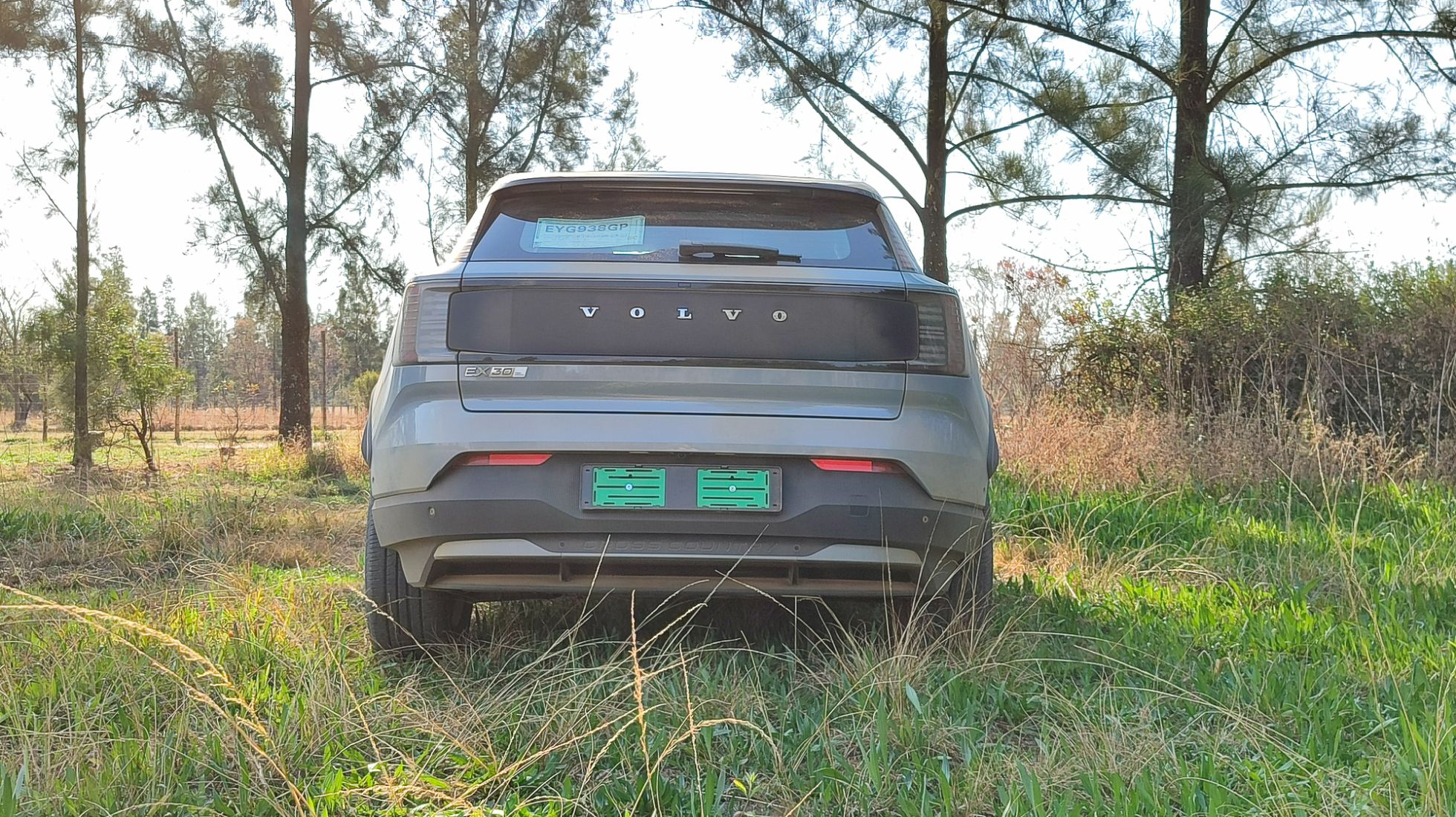 A first glance, the Volvo EX30 Cross Country looks similar to the standard EX0. 