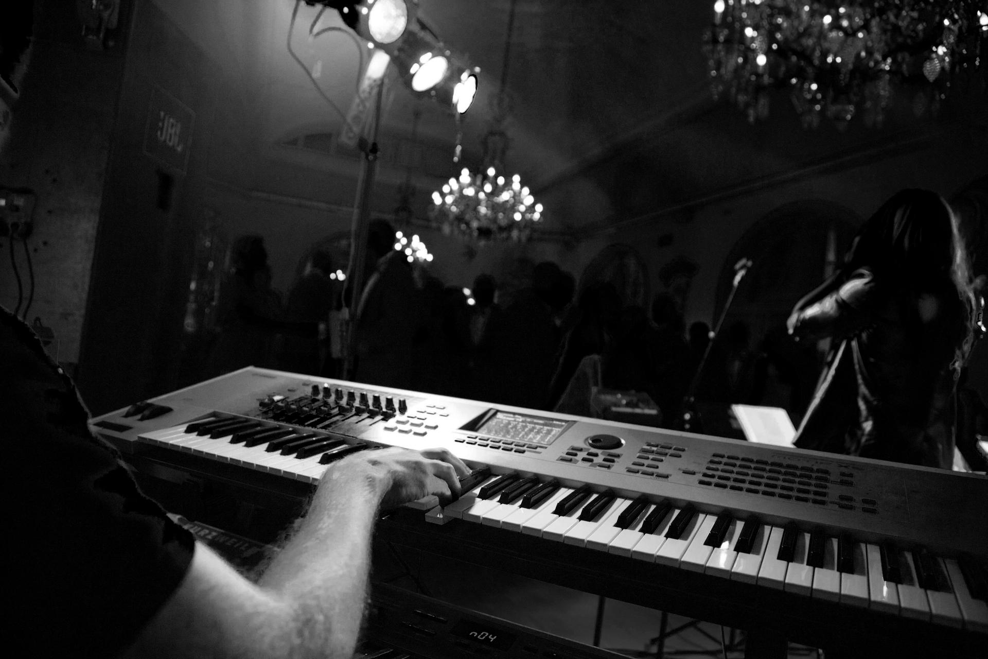 persoana care canta la pian la un eveniment