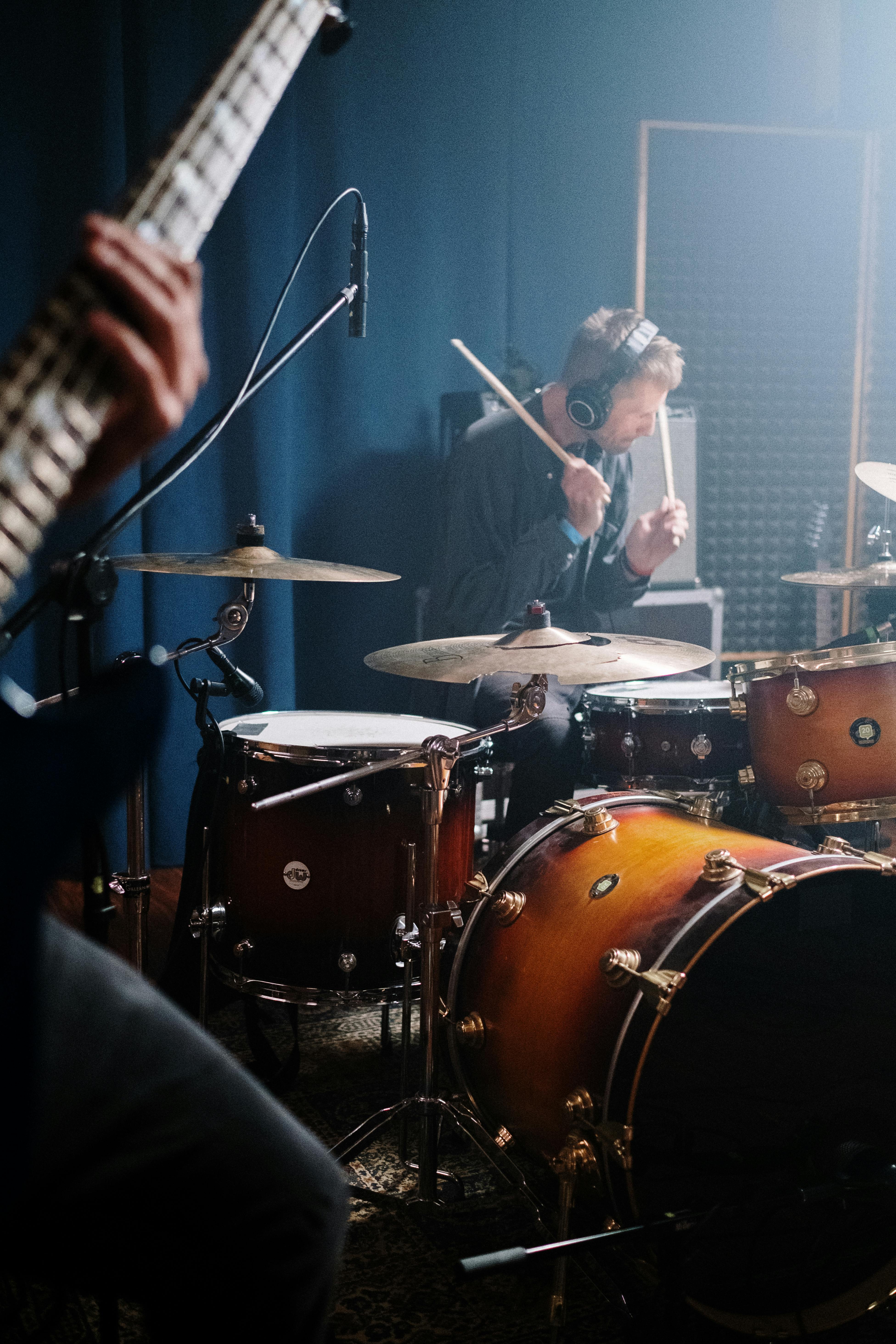 persoana care ia o pauza inainte sa continue sa cante la tobe