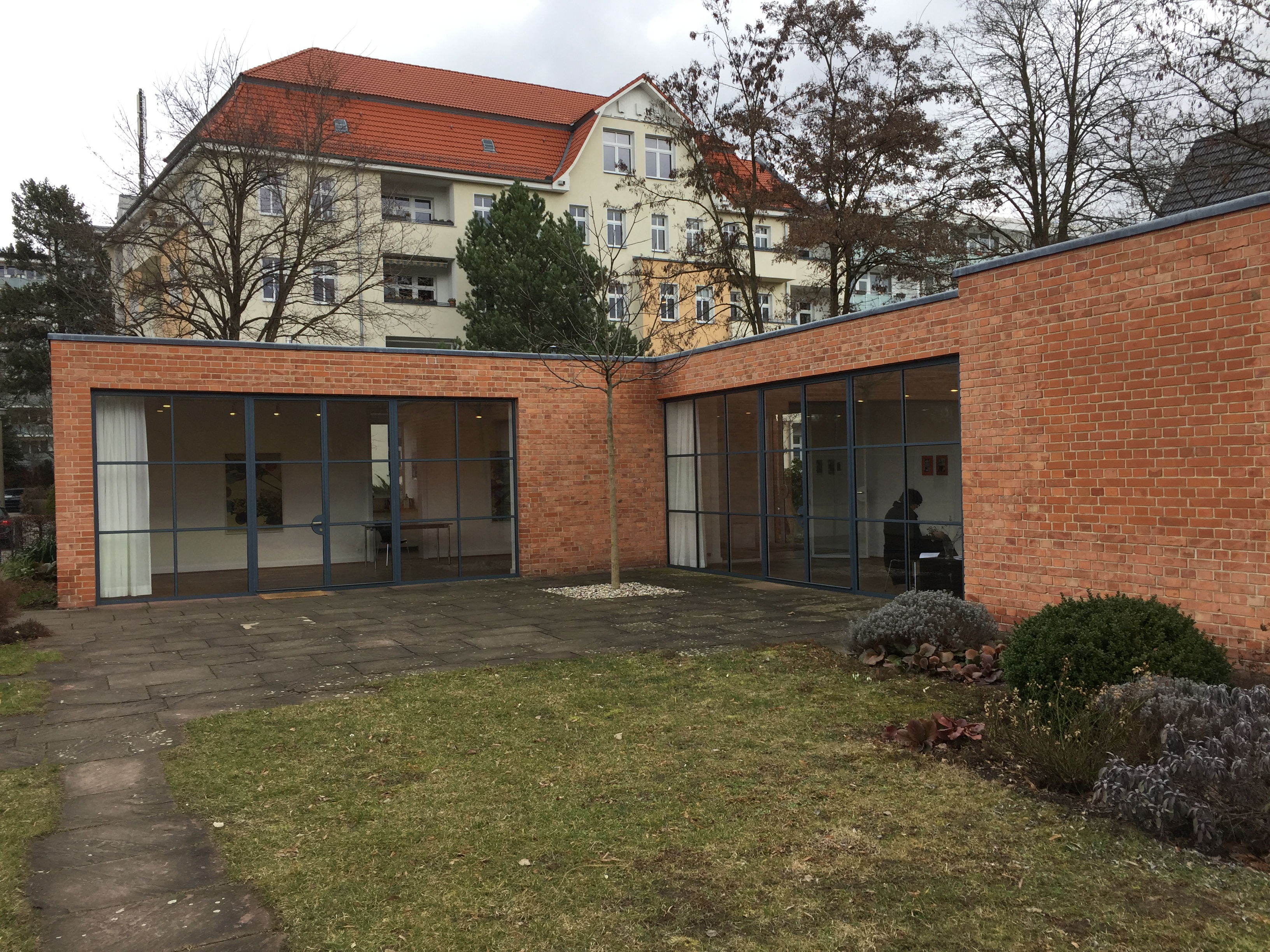 Bauhaus Archive’s Hufeisensiedlung exhibition pavilion in Berlin, a modern brick building with large glass windows and minimalist design.