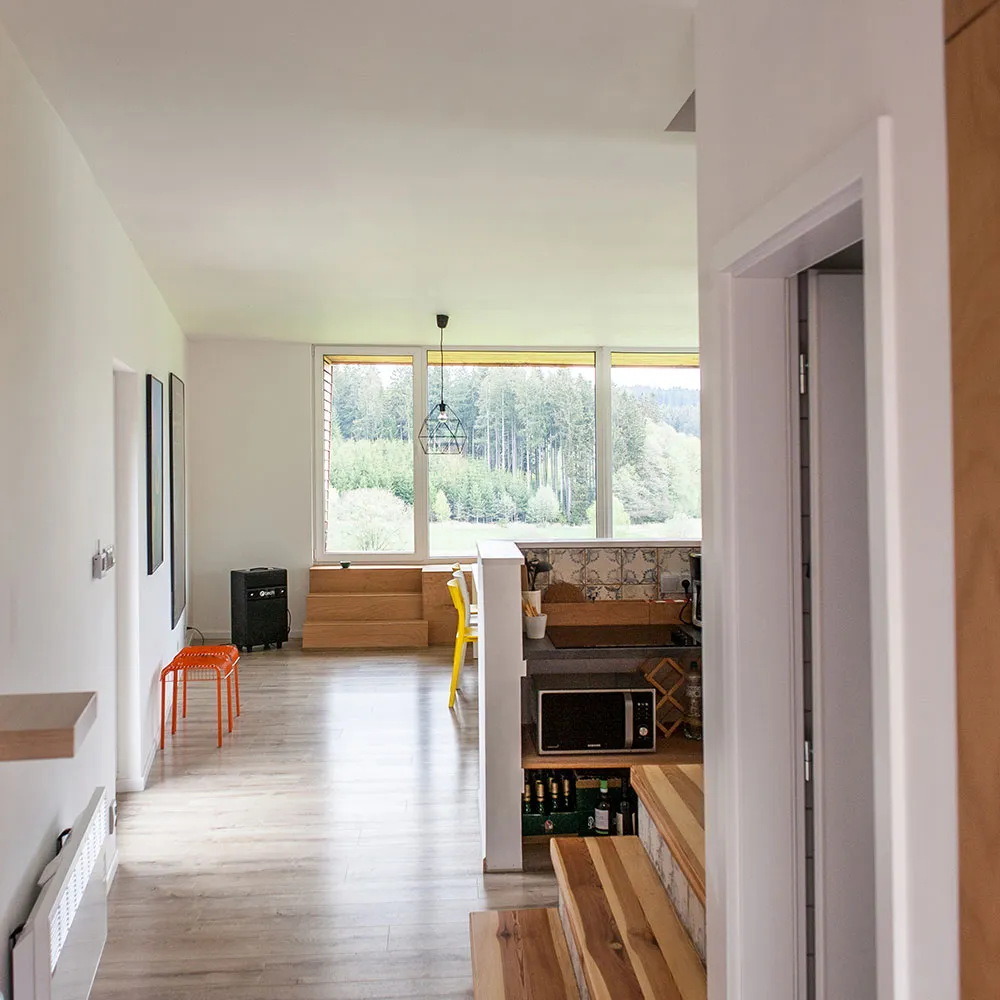 Obývací pokoj s krbem a velkými okny