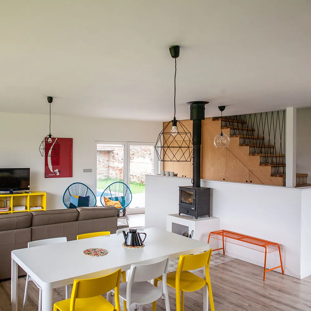 Jídelní kout propojený s kuchyní