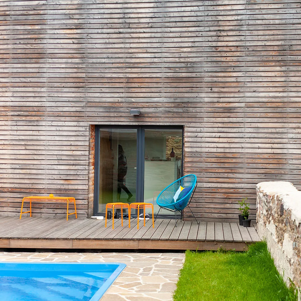 Terasa s  posezením u bazénu