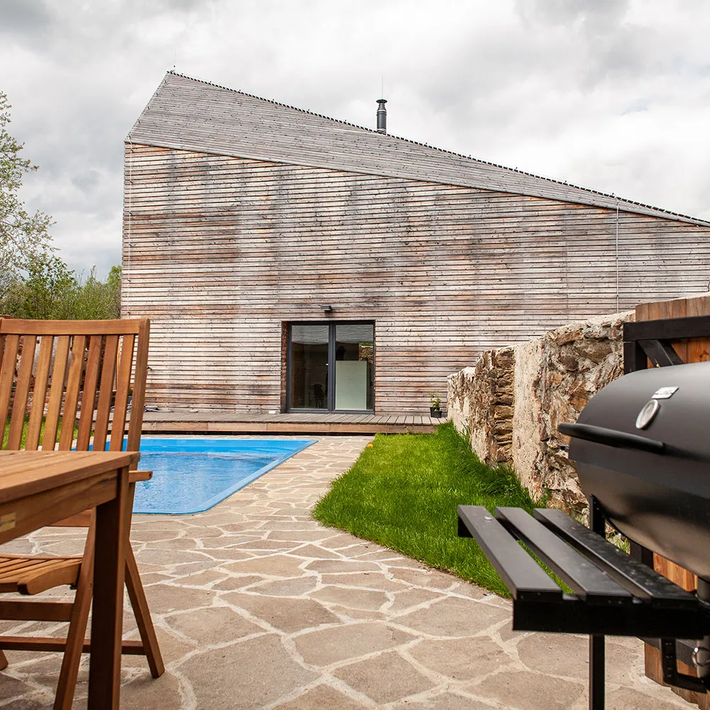 Dřevostavba Gvendolína bazén s protiproudem venkovní posezenígril