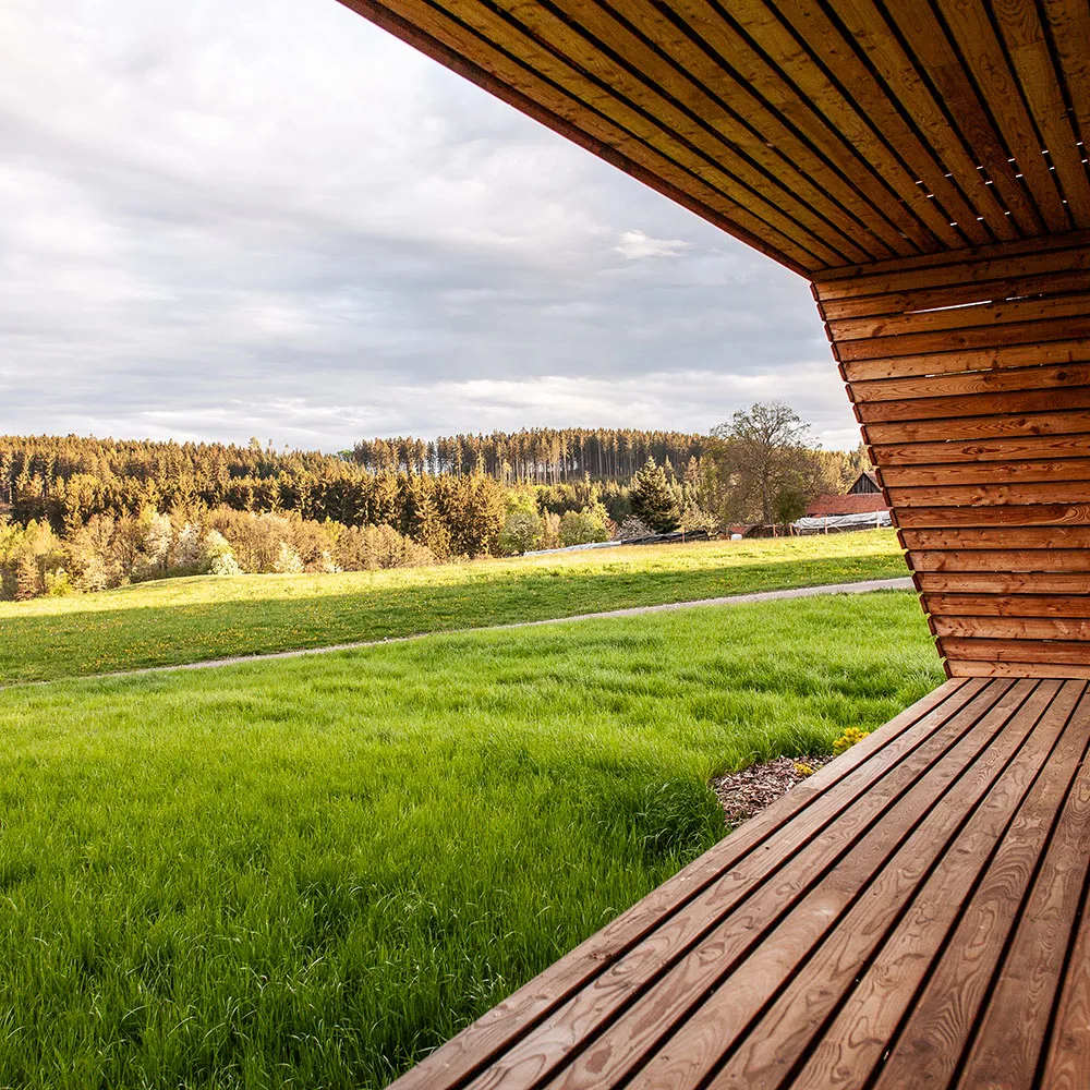 Sezení na terase u okna s výhledem do přírody