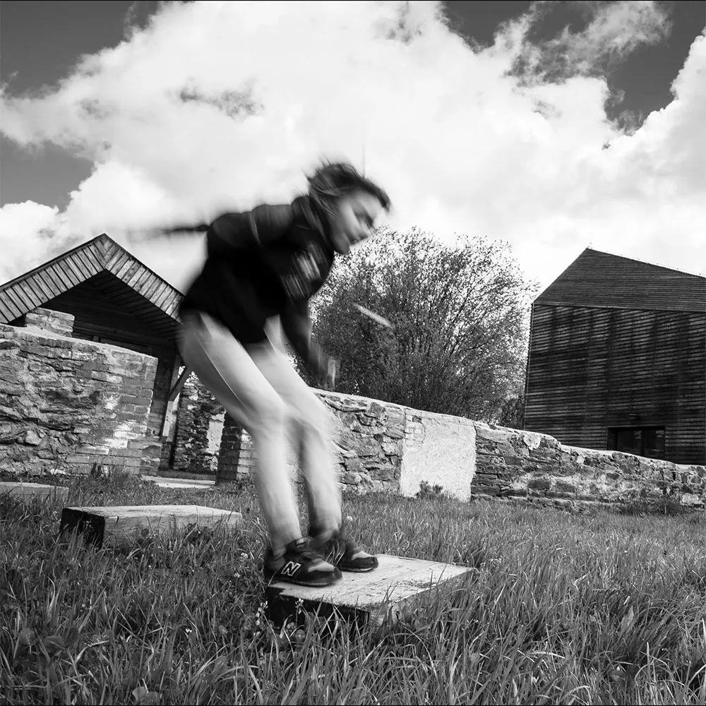 Dítě si hraje na zahradě