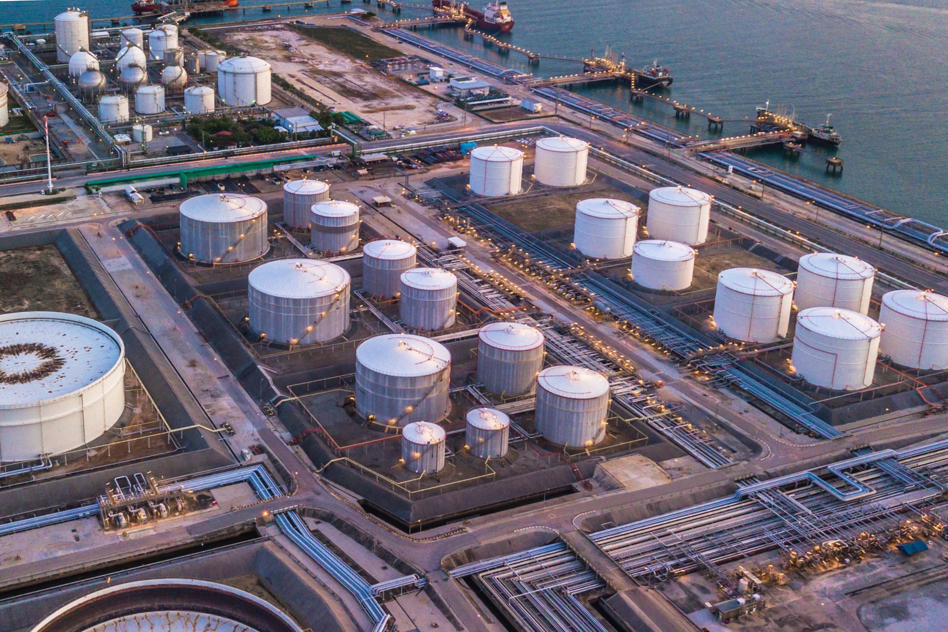 Tank terminal with manual valves