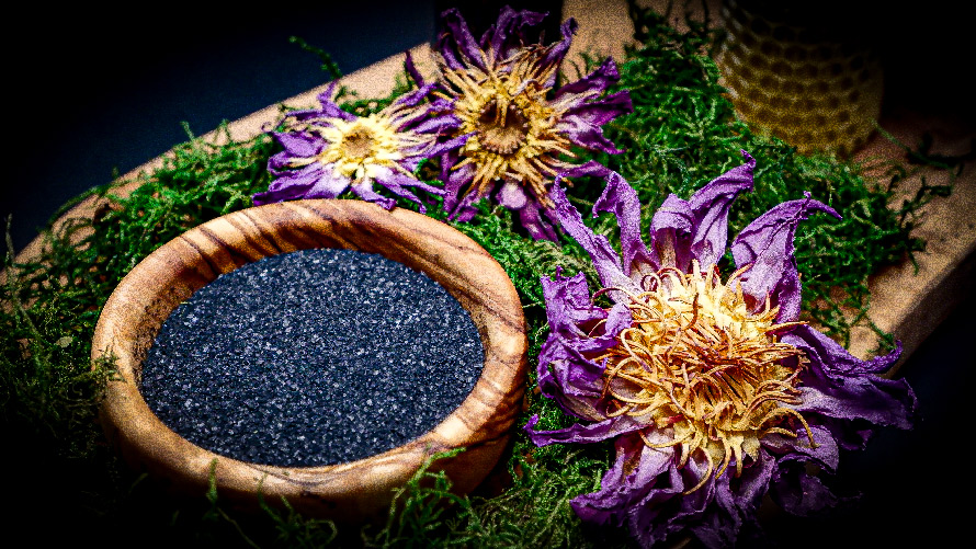 Black Hiwa Kai Sea Salt from Hawaii is an all-natural, solar-evaporated, Pacific sea salt blended with activated charcoal powder, which is derived from Hawaiian coconut shells. T Black Lava salt, combined with activated charcoal is commonly thought to draw out toxins and impurities from the body. 