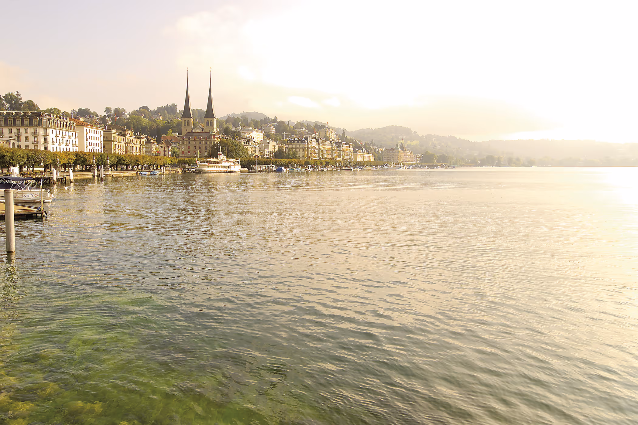une vue depuis le pont sur  l'hôtel national de luzern en suisse