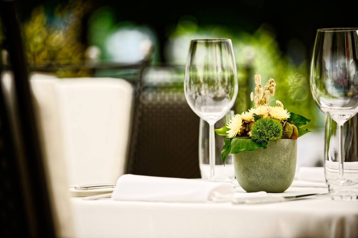 une table dressée sur la terrasse du Grand Hôtel National à Luzern en suisse