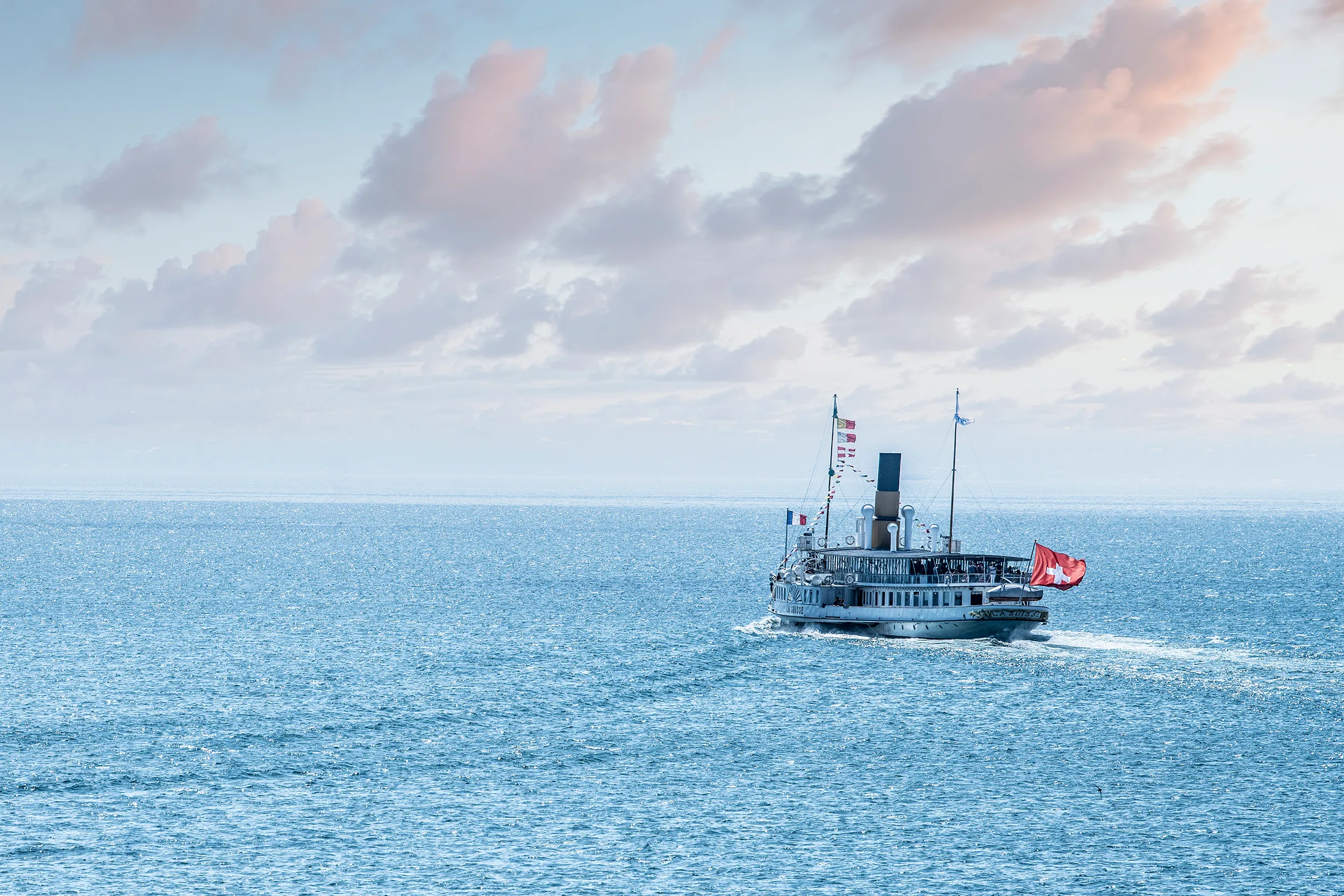 un bateau à roues sur le lac léman depuis une des chambre de l hôtel mont blanc au lac, romantik hotel à morges en suisse près de lausanne