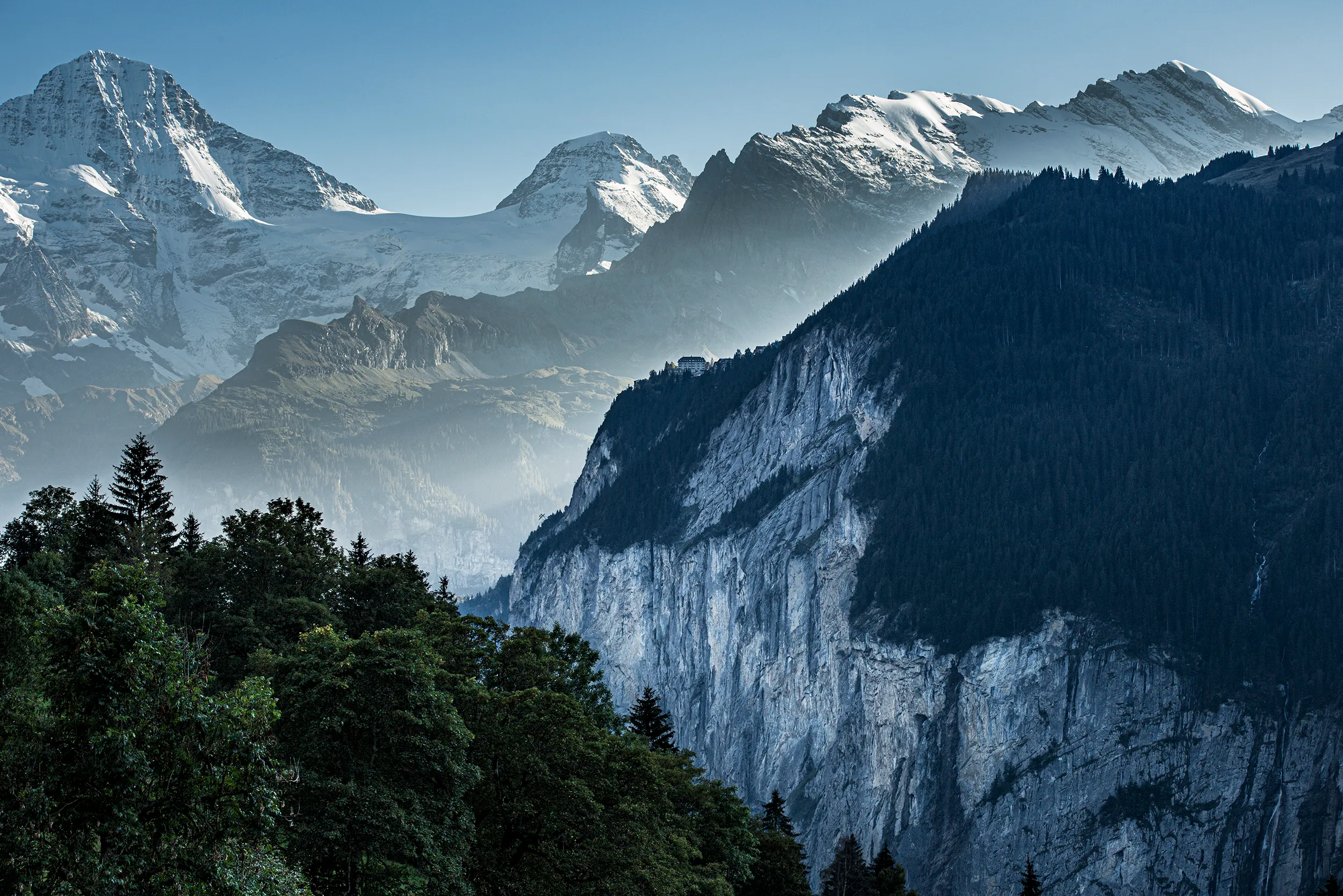 une vue sur le village de murren en suisse depuis l'hôtel alpenrose à wengen en suisse