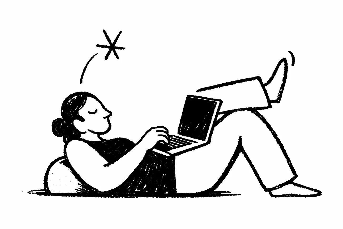 Person lehnt entspannt zurück und tippt auf einem Laptop.