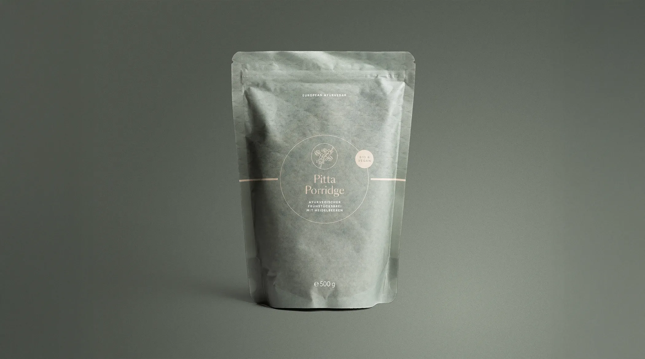 Verpackung von Pitta Porridge, ayurvedischer Frühstücksbrei mit Heidelbeeren.