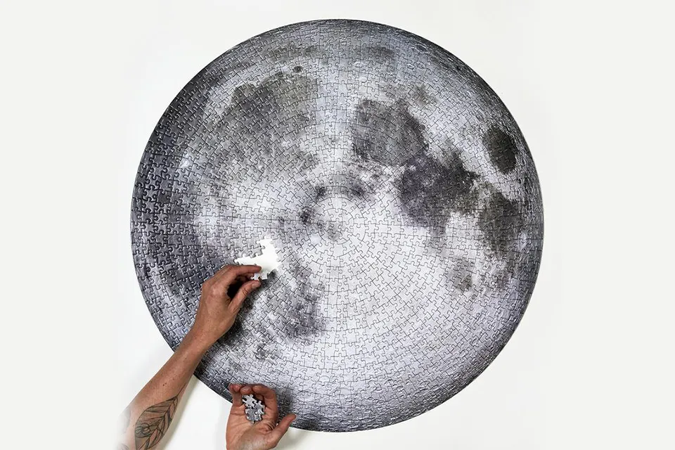 The Moon Puzzle by Four Point Puzzles