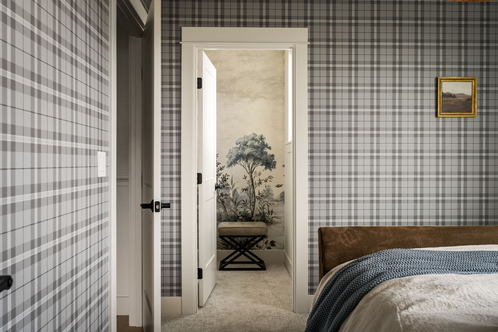 Bedroom design with plaid wallpaper