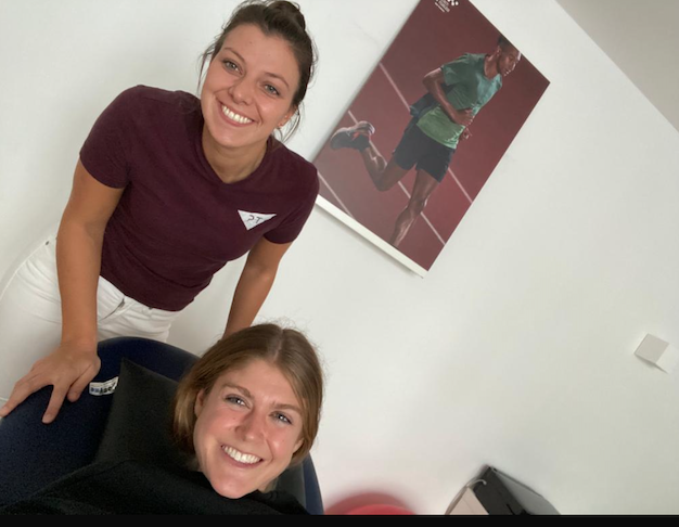 Physiotherapeutin mit Profi Läuferin KOnstanze Klosterhalfen
