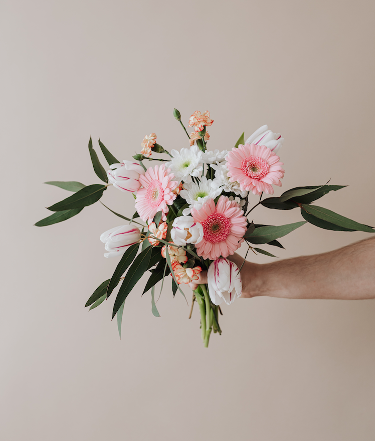 Fresh cut flower delivery arrangement for spring