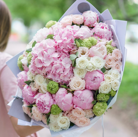 Summer floral arrangement by Floral Studio NYC