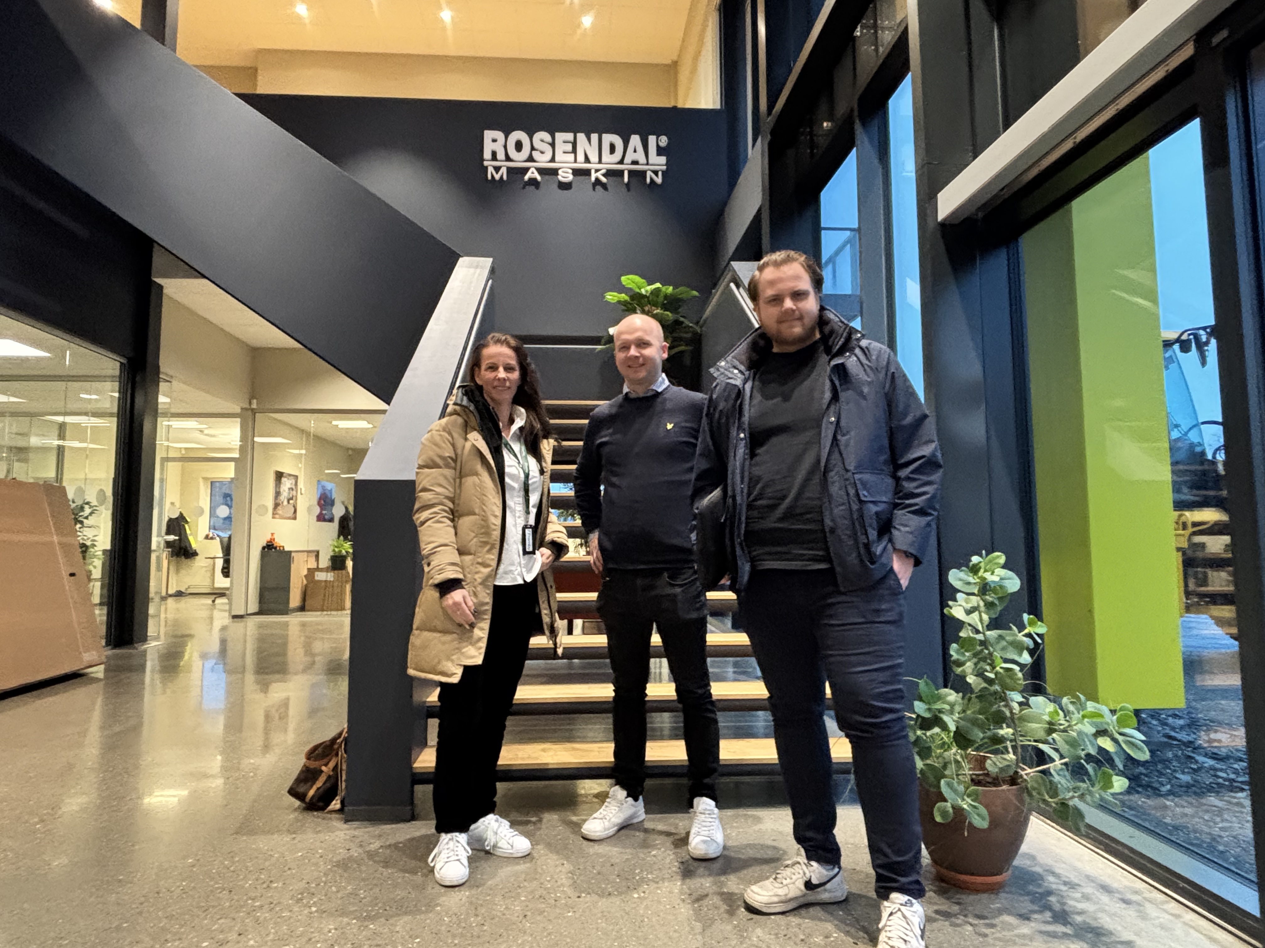 Her står Hans-Ola Frøshaug (Rosendal) i midten, Aliz Haakonsen-Toth og Andreas Vestreng (Fremby). Foto: Fremby AS